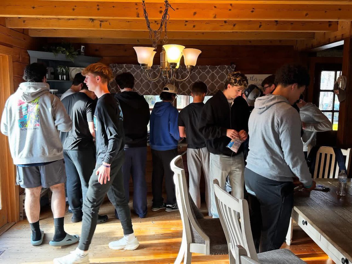 TCreekSports's tweet image. Big thanks to our @TCreekBaseball for stepping up and assembling Chemo Care bags for local cancer patients ⚾️💙 Hope they bring a smile to patients through an otherwise difficult time!

So proud of these guys and thankful to my boosters!
#ChargerPride @theunforgottenhaven