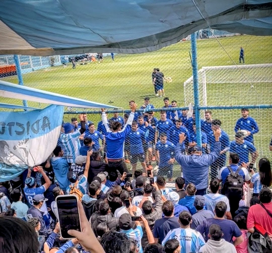 #AtleticoTucuman La clara demostración de la frase "Durante la semana discutimos y en el día del partido alentamos" mañana todos cumpliremos con el mandamiento, Atlético sobre todos.
