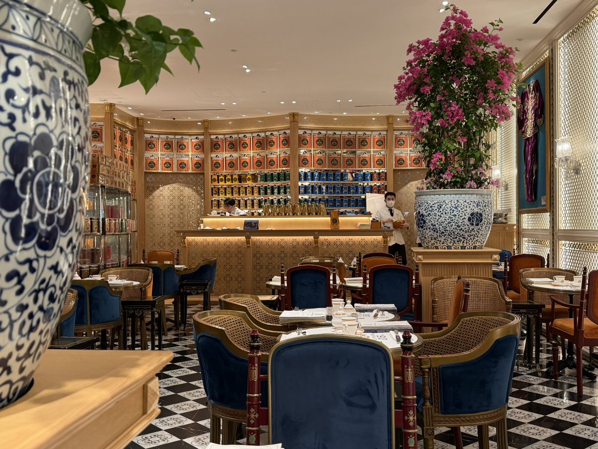 Papasky185537's tweet image. 買い物帰りにコーヒーを飲んだら、
眠れなくなったかも。

TWGがBACHAを展開しているのを見て、
紅茶もコーヒーも“裏のビジネス構造”が本当に深いと感じた。

Singapore never stops evolving —
even a cup of tea hides a business story.

#シンガポール生活 #経営者の思考 #BusinessStructure