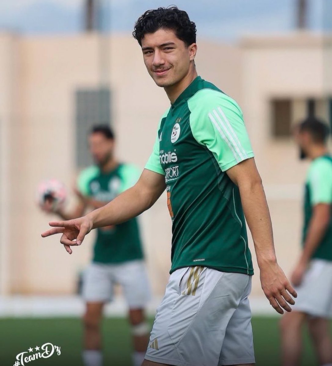 🚨🎙️Ibrahim maza explique pourquoi il a choisi l’Algérie et pas l’Allemagne : 

« À l’époque, j’envisageais les choses d’un point de vue strictement sportif. Je savais qu’au poste de numéro 10, il serait très difficile d’obtenir du temps de jeu avec l’Allemagne. 

Mon objectif