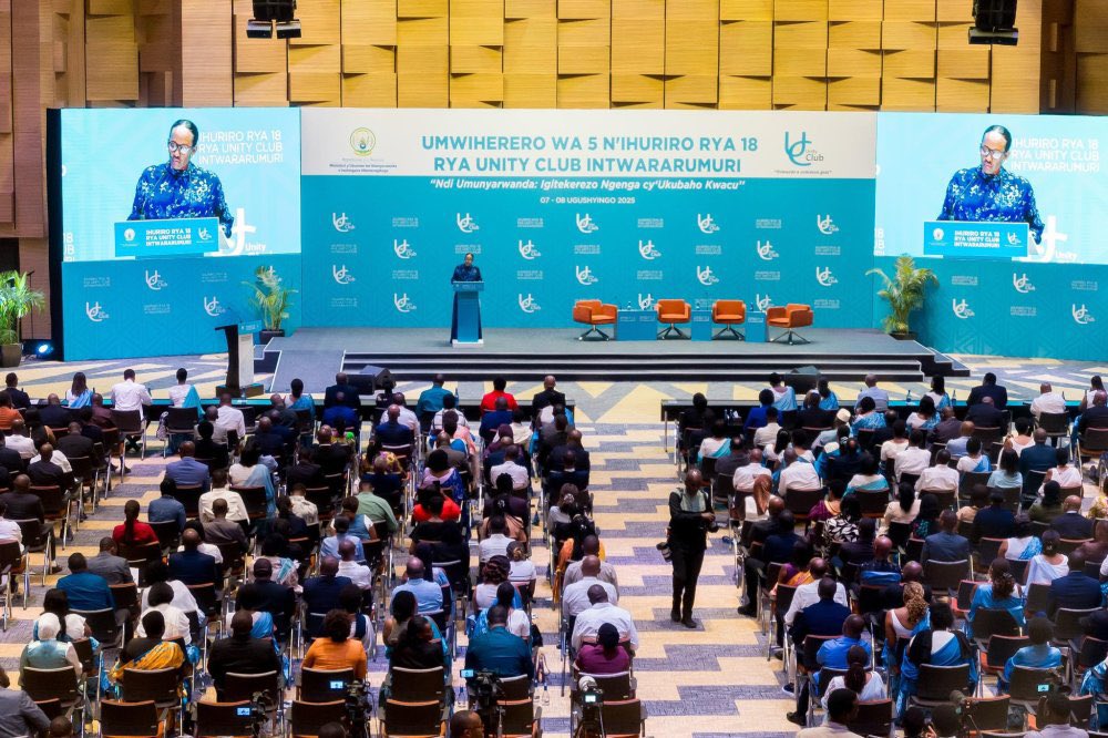 Madamu <a href="/JeannetteKagame/">Jeannette Kagame</a> yasabye abanyamuryango ba Unity Club Intwararumuri, urubyiruko n’abayobozi batandukanye, guharanira ko gahunda ya #NdiUmunyarwanda ikomeza kuba intero n’inyikirizo mu guharanira ko kubaho kw’Abanyarwanda kutagenwa n’undi uwo ari we wese.

Yabigarutseho