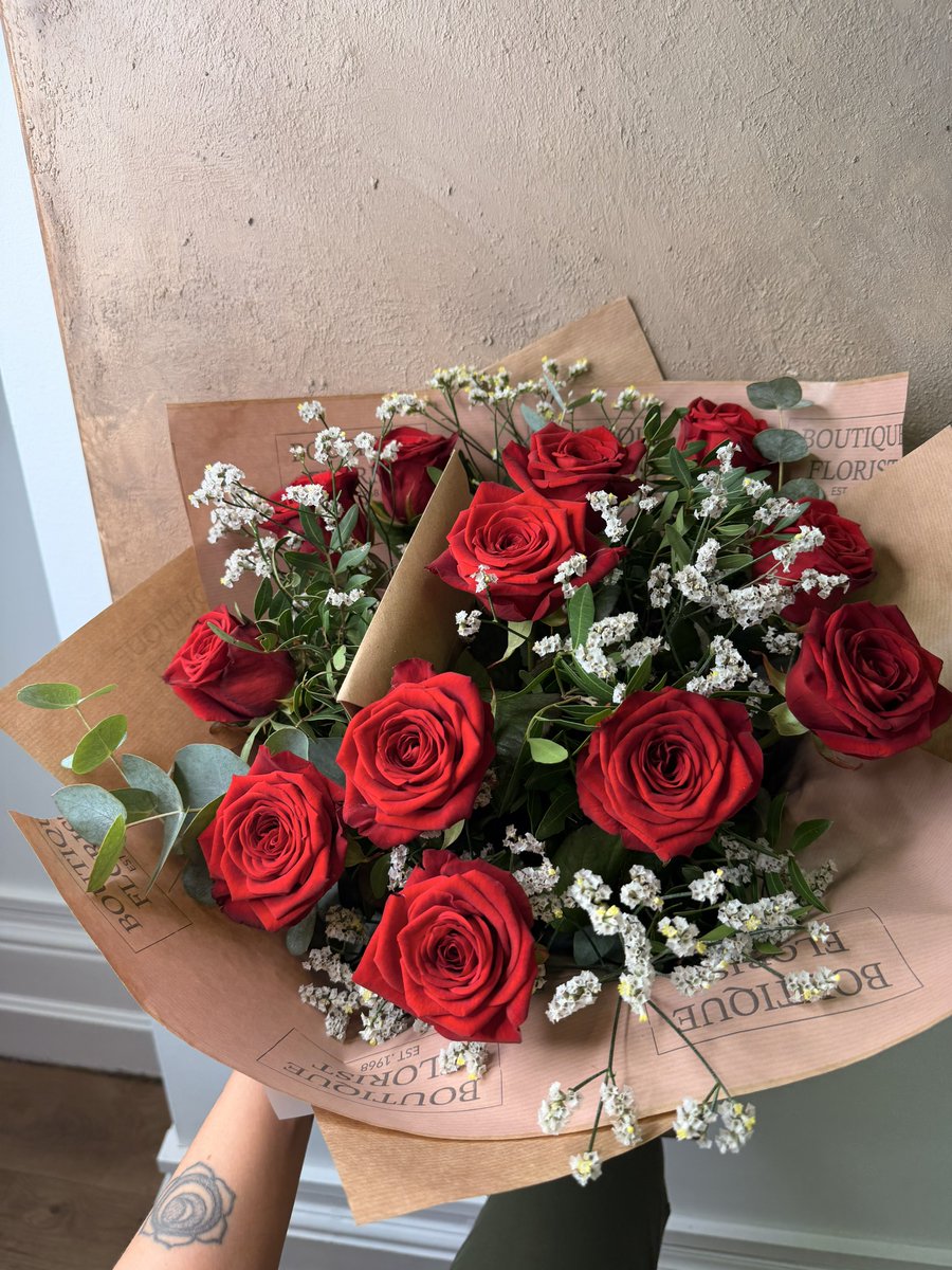 Adithebaddyy's tweet image. Flowers so big I have to balance them on my knee. God, I love him. Ty @LouiCM_ 🤍