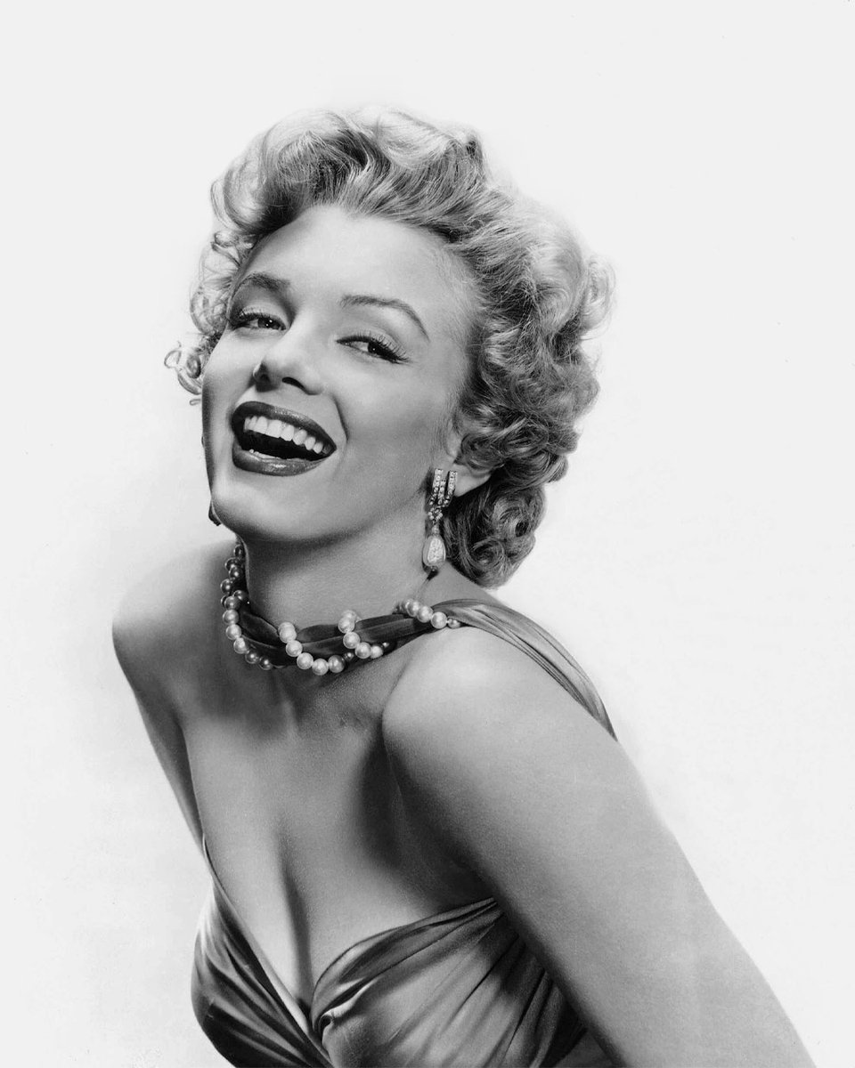 MarilynMonroe's tweet image. Weekend glam inspo ✨💄💎

📸: #BernardOfHollywood

#MarilynMonroe #Icon #Star #Weekend #Glam