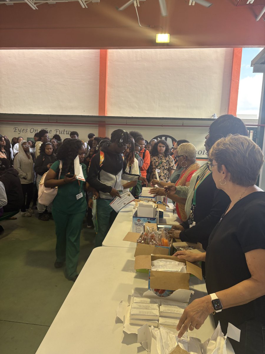 Tav_Williams's tweet image. BEHS Quarter 1 Honor Roll! Congratulations to all of these Tigers! Love my kids l! #ProudPrincipal 🐅🧡💚🔥 @blanche_ely