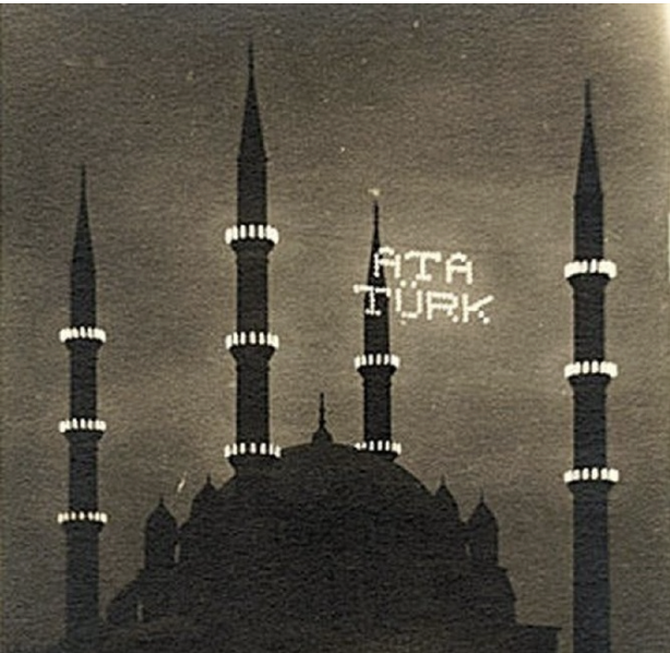 Aslında çok ibretlik bir döneme şahit oluyoruz. Hayatı boyunca İslam'a düşmanlık eden Mustafa Kemal'in izinden gidenler, şimdi onu Müslüman gösterme yarışındalar. Mustafa Kemal'i gerçek fikirleriyle halka kabul ettiremeyeceklerini anladılar ve 100 yıl sonra ölüsünü, hayatı