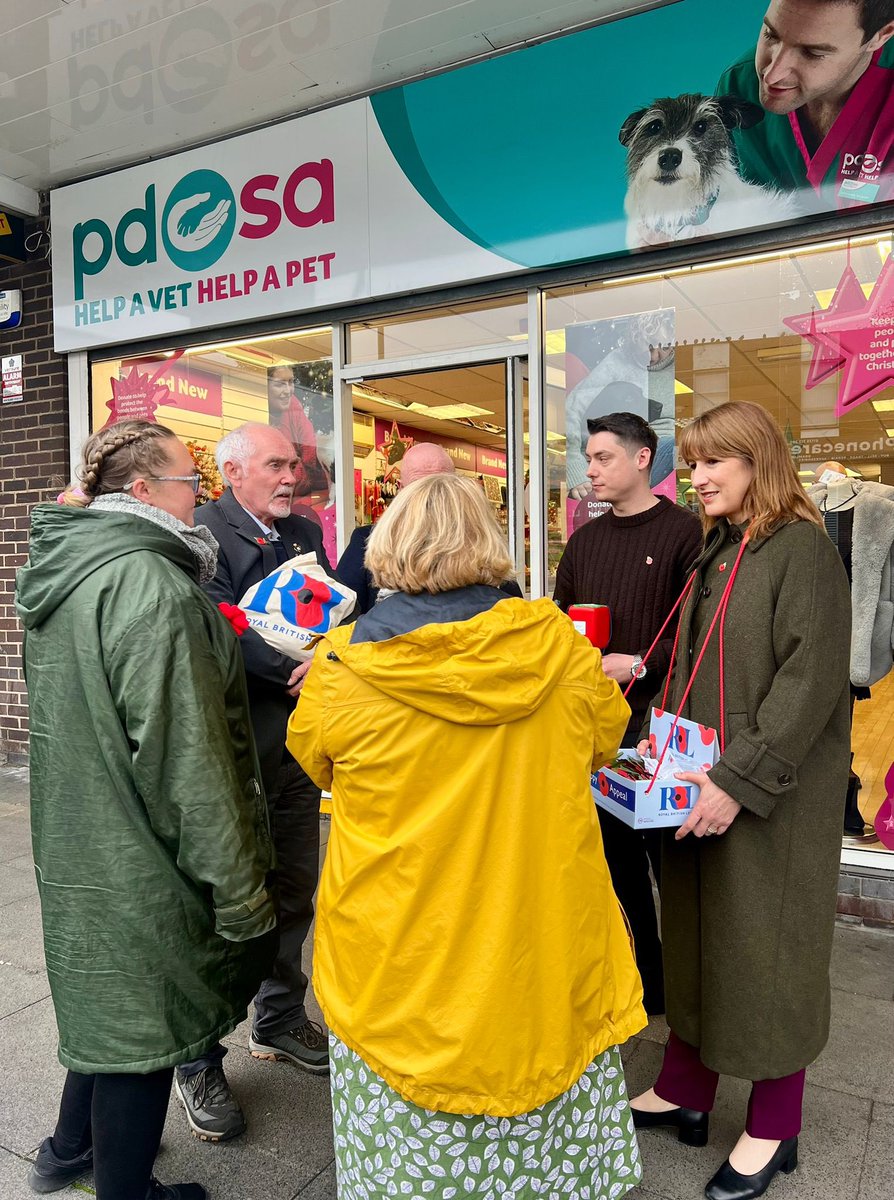 🇬🇧 Ahead of Remembrance, I was pleased to arrange a meeting between <a href="/RachelReevesMP/">Rachel Reeves</a> and Veterans organisations - Walking With The Wounded, SSAFA and VINT.

We also sold poppies to local residents at Bramley Shopping Centre. Huge thanks to RBL volunteers for joining us.