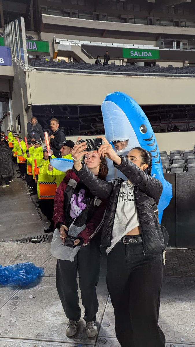 discovulture's tweet image. cosas del show de dua lipa en river

ella espectacular lo que uno espera

oficialmente existe el gordo radical optimism (soy) no sabía que la gente no conoce lo nuevo

me quise sacar una foto con este tipazo pero no me vió cuando lo llamé, ya no volveré a ser el mismo hombre