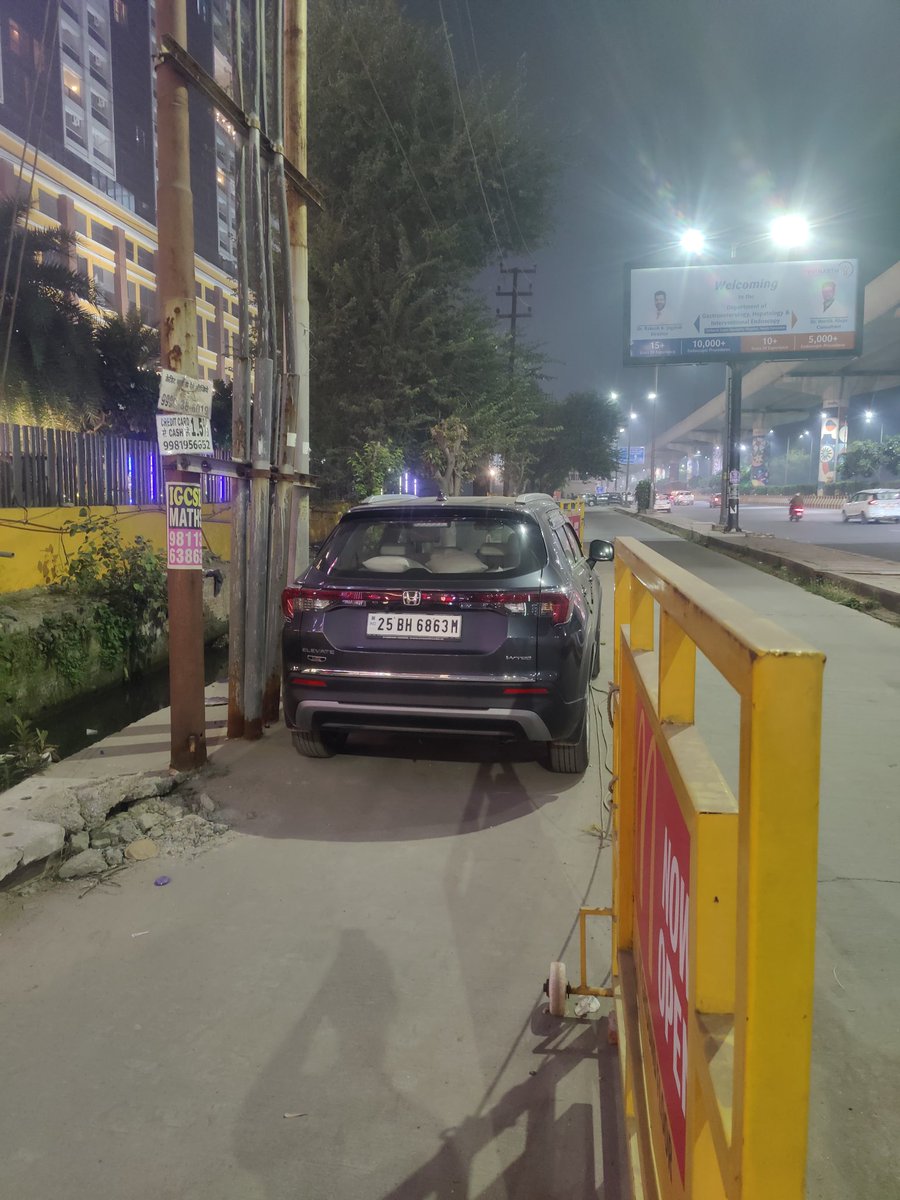 RaNaViKaS01's tweet photo. @uptrafficpolice @CMOfficeUP @UPGovt @Uppolice Unauthorised parking by spectrum noida mall, sector 76 noida. UP police also allow mall to park vehicle in service lane. https://t.co/kTGO4b0bmz
