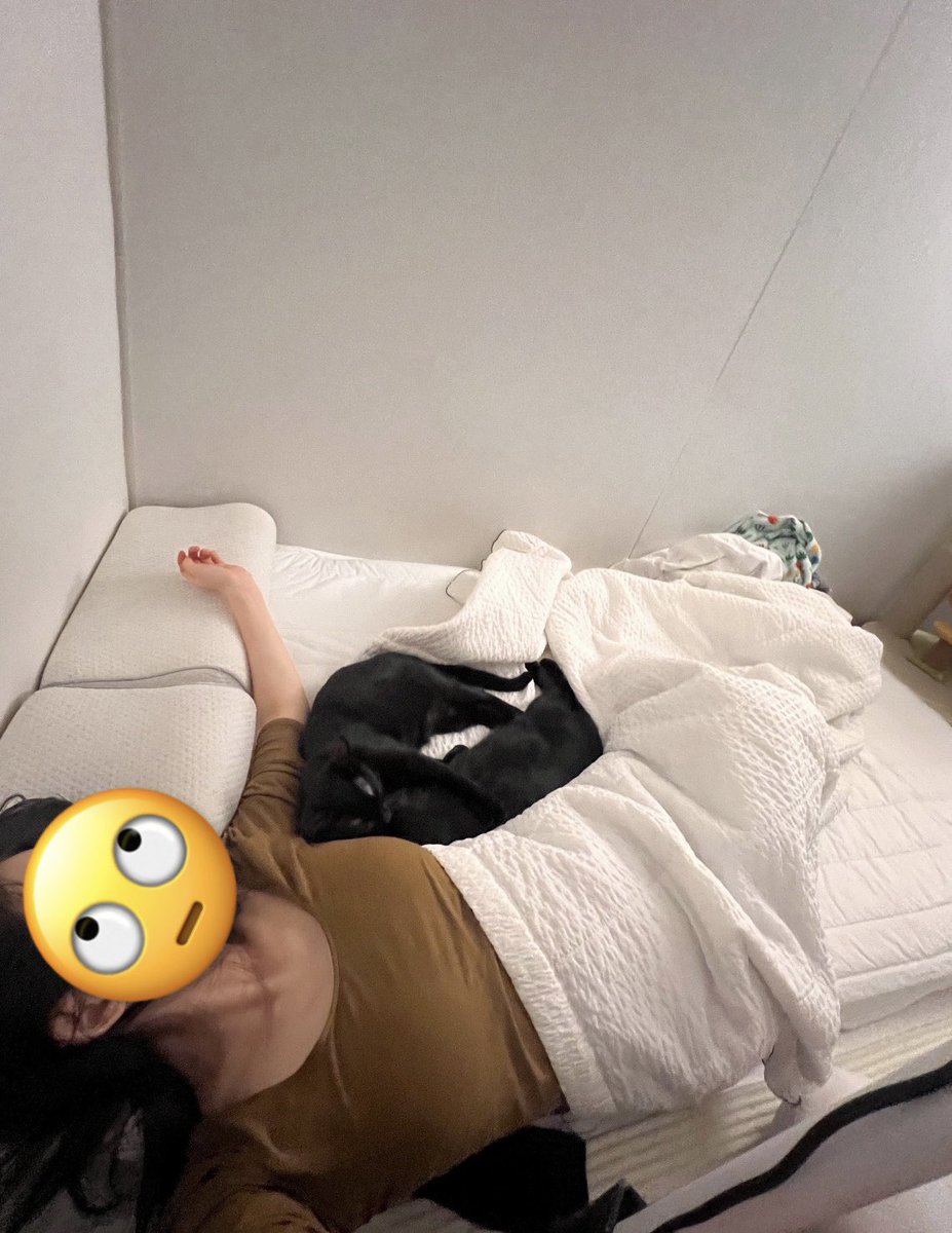 그러거나 말거나
누나 밀어내고 꿀잠중 ㅋㅋ
