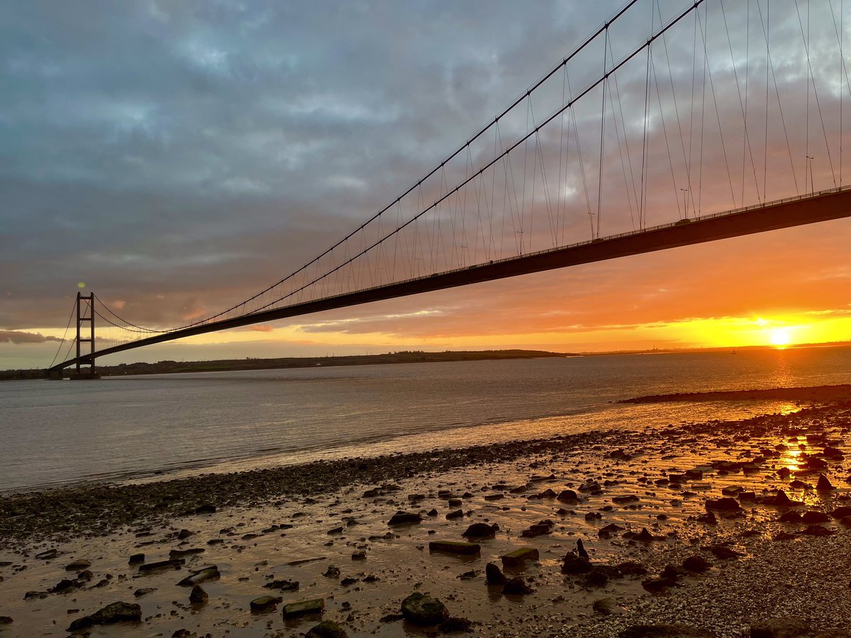 jillwebbwords's tweet image. Dependable setting sun
Cast your wild amber glow
Over dark rocks
One last burst of hope
Before darkness falls
You are distant and silent
Yet you seem so close
And have ways of speaking
To poor tired souls
In #language they understand.

 #vss365