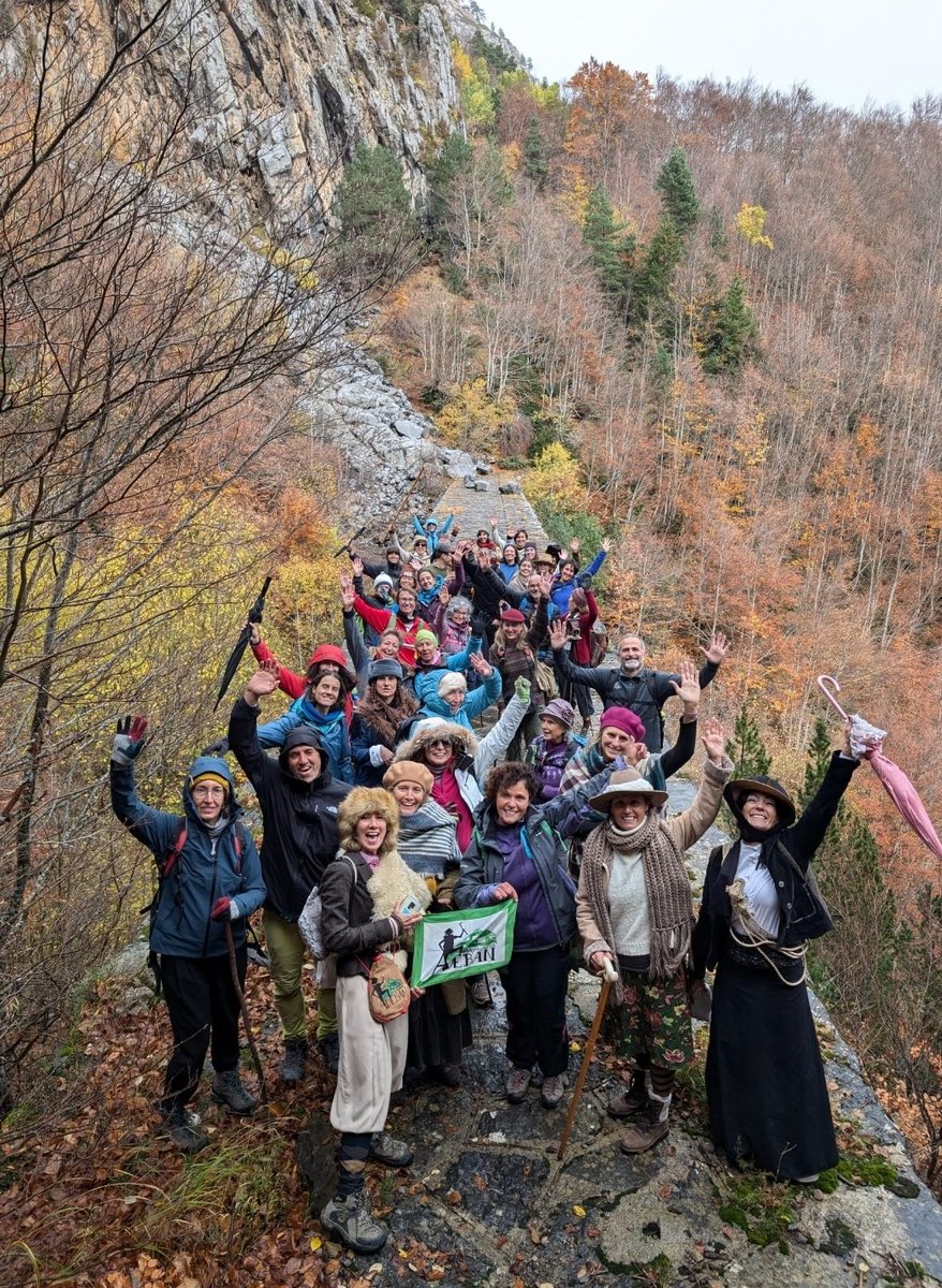 Éxito en la salida d esta mañana por Canfranc Estación!! La meteo ha respetado a las pioneras 😜 ...  IX Jornadas d Mujer y Montaña de Jaca