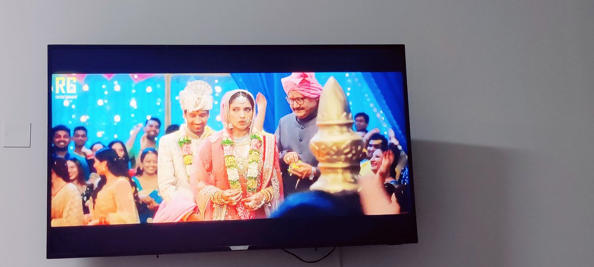 بووووووہت عرصے کے بعد میں نے کوئی انڈین مووی  دیکھی ہے اس میں بھی بھائی بہن کا جہیز پورا کرتے کرتے اپنا گھر نہیں بسا پاتا ٹائم سے اور بہن کو لالچی سسرال والے فریج نہ دینے پر زہر دے کر ماررررر دیتے ہیں کب ختم ہو گی یہ جہیز جہیز جہیز کی لعنت کب کون کرے گا شاید ہی کوئی 
🧐😇😨😨😨😥