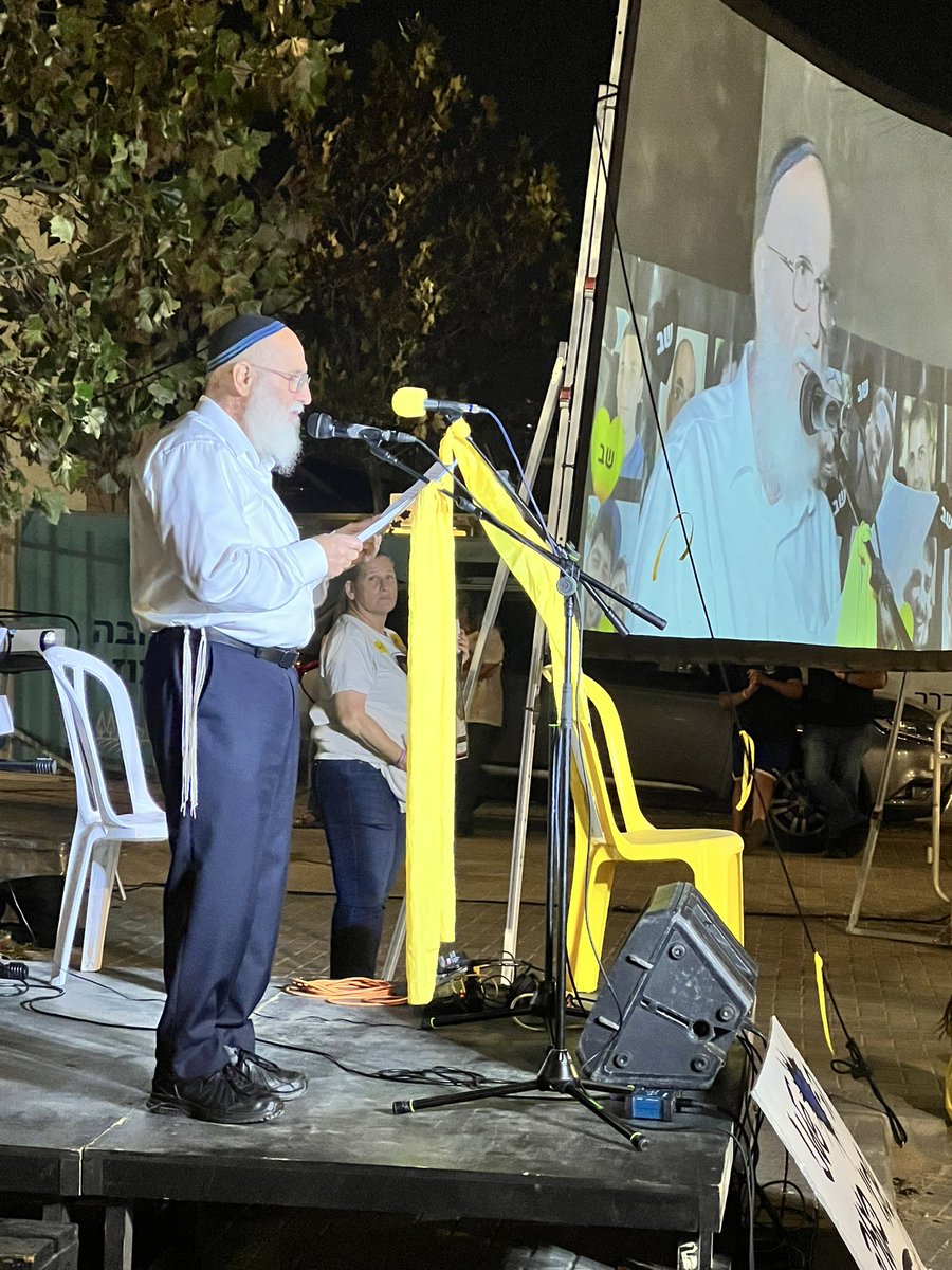 הרב ראובן נתנאל, לשעבר הרב עצמונה בגן קטיף בעצרת בכרמי גת:

לא כל מה שנאמר כאן בכיכר היה לי קל לשמוע, אבל בעיני זה היה בסיסי, אנושי, מתחייב המציאות, להיות אתכם בשעה הקשה שלכם, כי אנחנו משפחה אחת, ומשפחה נשארת משפחה, גם כאשר יש ויכוח על הדרך לפתרון בעיה זו או אחרת.