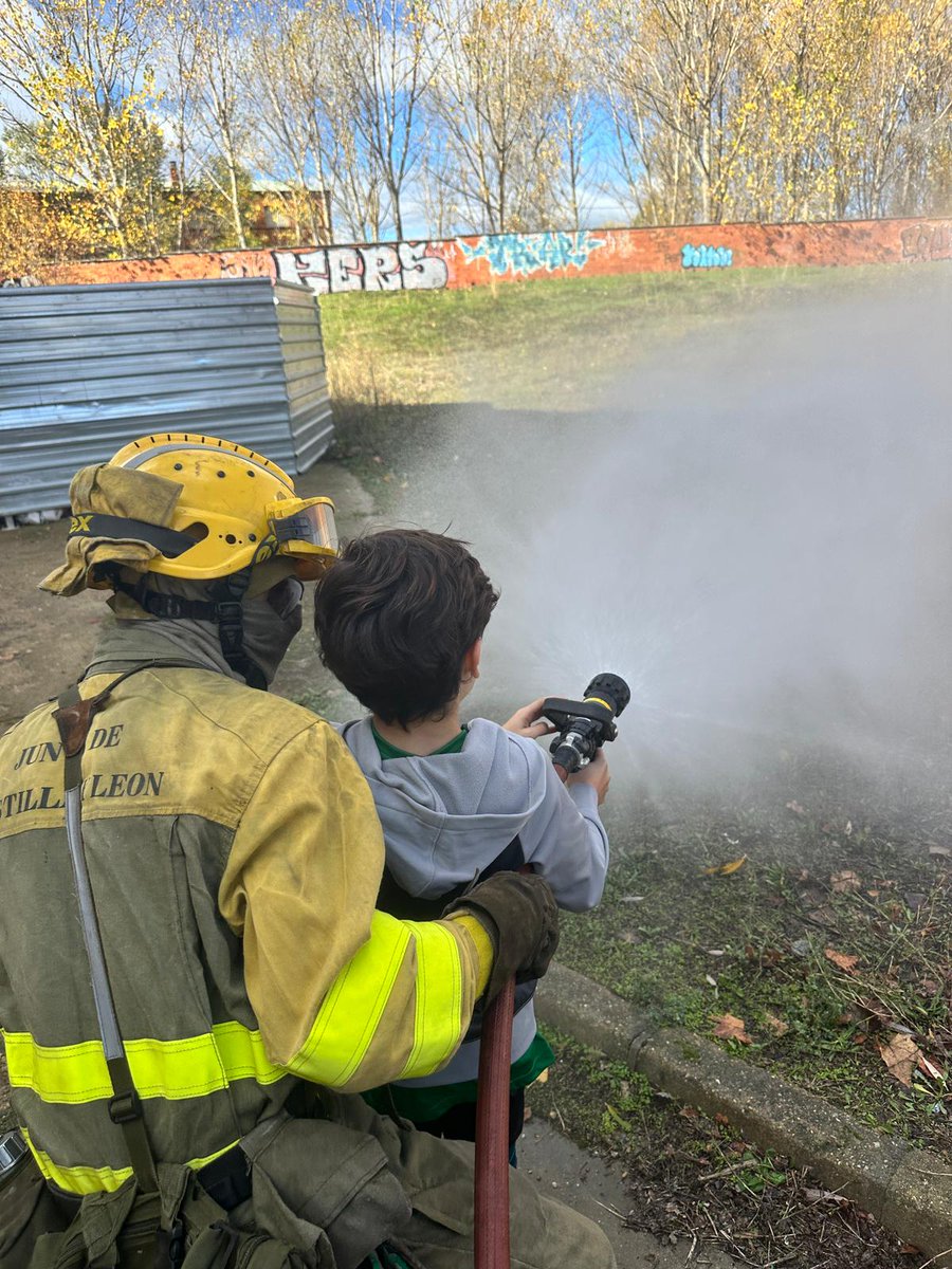 Con motivo de la VIII Urban Trail Nocturna Universitaria Ciudad de León, este año en reconocimiento a los efectivos que participaron en la extinción #IIFF, el operativo #INFOCAL, con #ELIF, #AAMM y apoyo técnico al #PMA muestran su trabajo a la sociedad leonesa