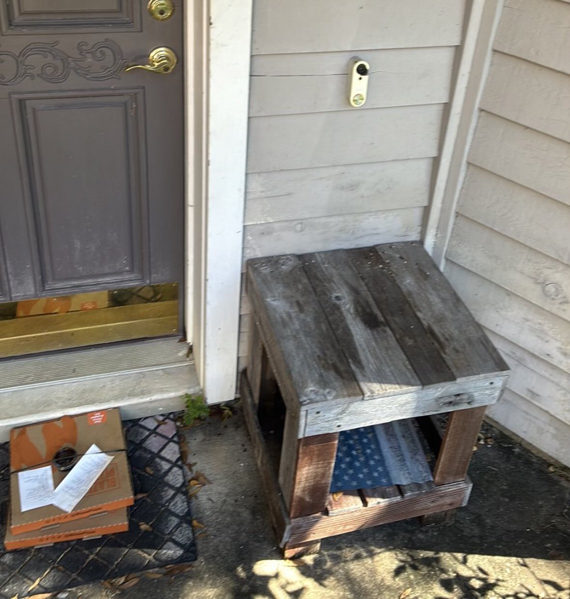 JReneeV2's tweet photo. Hey @Grubhub your delivery person took this picture to show how they delivered Blaze Pizza to my home today; on the GROUND instead of the table right there! No bag from Blaze Pizza. Ants 🐜 🐜 anyone?? #Disappointed https://t.co/UwImKnOPlj