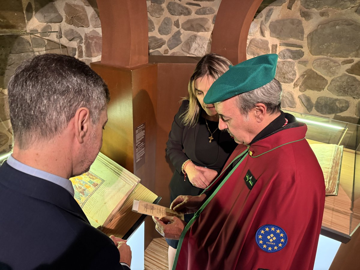 CLebaniego's tweet image. El consejero Luis Martínez Abad destacó en Potes la importancia del orujo de Liébana como “expresión viva de la historia, la cultura y las tradiciones de Cantabria” durante la recepción al Orujero Mayor 2025, José Ribagorda.
#FiestaDelOrujo #Cantabria #Potes