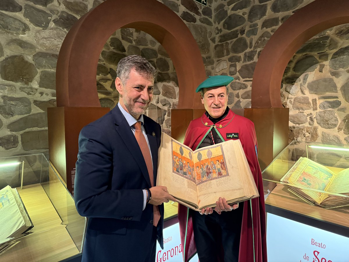 CLebaniego's tweet image. El consejero Luis Martínez Abad destacó en Potes la importancia del orujo de Liébana como “expresión viva de la historia, la cultura y las tradiciones de Cantabria” durante la recepción al Orujero Mayor 2025, José Ribagorda.
#FiestaDelOrujo #Cantabria #Potes