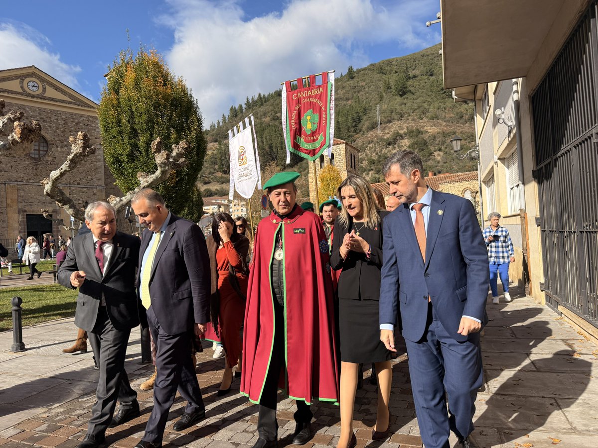 CLebaniego's tweet image. El consejero Luis Martínez Abad destacó en Potes la importancia del orujo de Liébana como “expresión viva de la historia, la cultura y las tradiciones de Cantabria” durante la recepción al Orujero Mayor 2025, José Ribagorda.
#FiestaDelOrujo #Cantabria #Potes