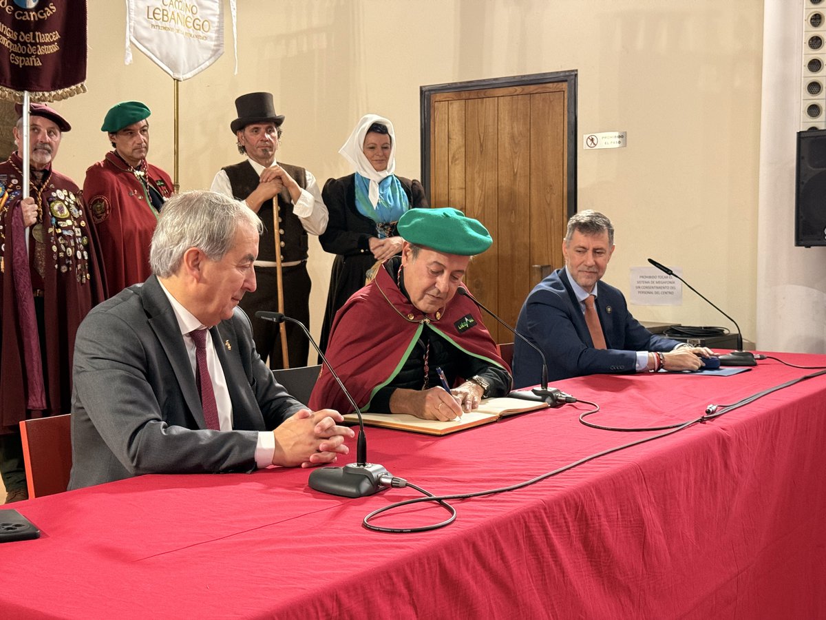 CLebaniego's tweet image. El consejero Luis Martínez Abad destacó en Potes la importancia del orujo de Liébana como “expresión viva de la historia, la cultura y las tradiciones de Cantabria” durante la recepción al Orujero Mayor 2025, José Ribagorda.
#FiestaDelOrujo #Cantabria #Potes