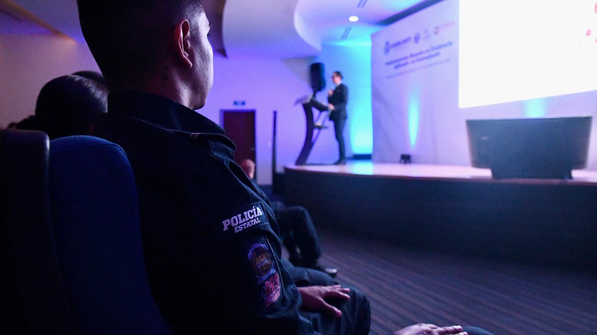 La Secretaría de Seguridad y Paz concluyó los diplomados y cursos especializados del programa “Policiamiento Basado en Evidencia Aplicado en Guanajuato”, con la participación de 137 integrantes de corporaciones municipales. 👮‍♀️📚

Durante 300 horas de formación, las y los