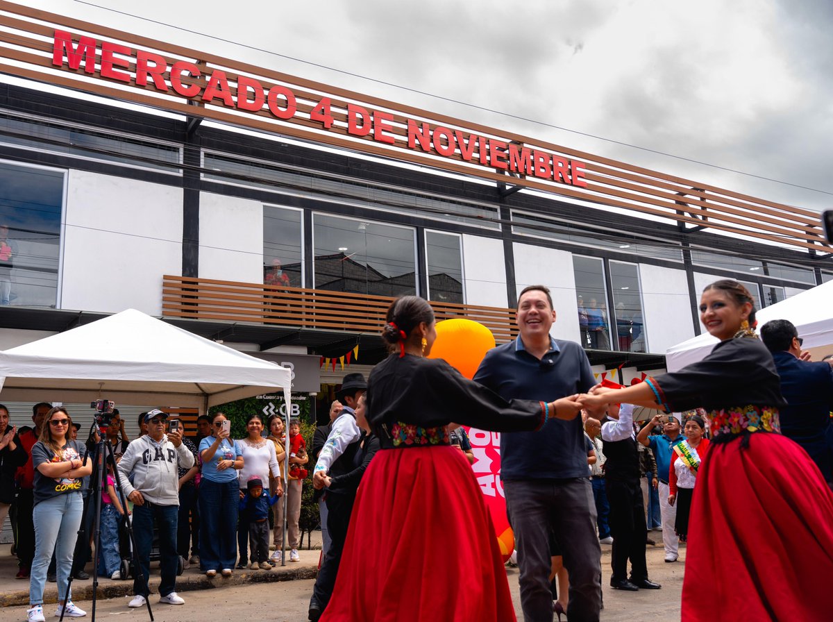 czamoramatute's tweet image. ¿Conoces el Mercado 4 de Noviembre? 🛍️
Ya cumple dos años en #Ricaurte.

Desde aquí, 287 comerciantes escriben su historia cada día. Cumplimos con su pedido: las líneas de bus ya pasan por el mercado y ahora cuentan con cámaras de seguridad con audio, para que todos, toditos,