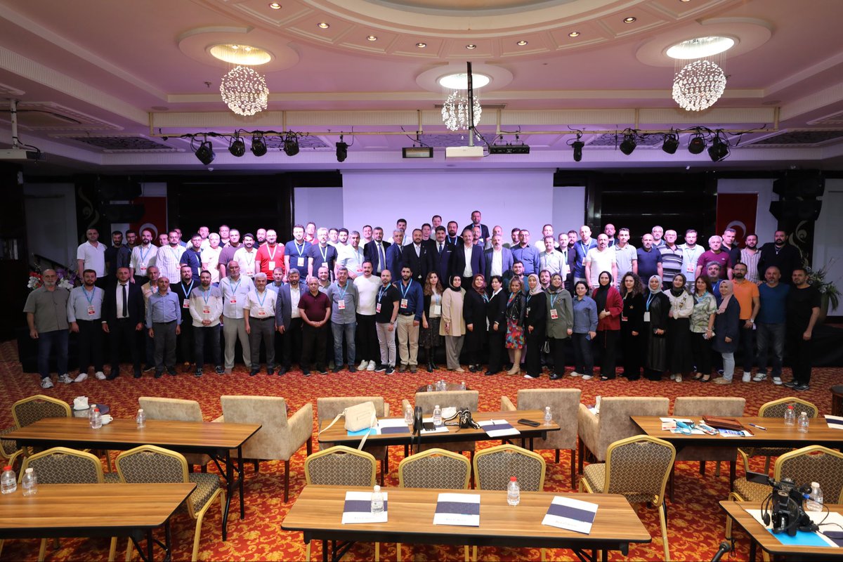 Bizim hekimimize, hemşiremize sahip çıkmamız gerekiyor. Türk hekimi, Türk hemşiresi dünyanın en nitelikli sağlık profesyonelleridir.
Hekimliğin de hemşireliğin de ayrı bir meslek kanunu olmalı.
Sağlık-Sen’den başka hekimin, hemşirenin, ebenin, paramediğin, sosyal hizmet uzmanının