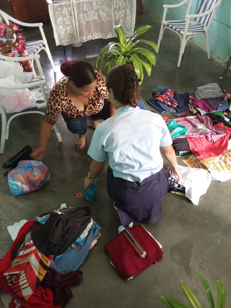 Estudiantes y trabajadores del <a href="/PreuEsmeralda/">Preuniversitario Esmeralda</a> se suman a brindar su mano  amiga para apoyar a las provincias orientales que han sido damnificadas tras el paso del huracán🌀 Melissa. Damos lo que tenemos🤗 no lo que nos sobra , cada granito cuenta.🥰💫
#PorCamagüeyTodo
#CubaMined