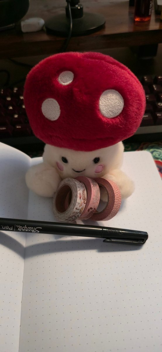 Elliechi_'s tweet image. Milton is helping my do my November spread. Come join us. #bulletjournal #twitchstreamer twitch.tv/elliechi