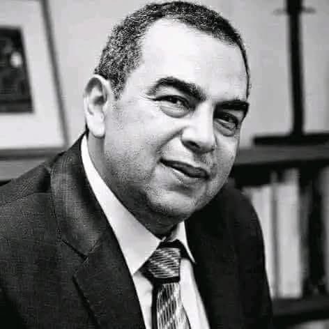 " عندما كنت طبيبًا مقيمًا،  كان لي صديق أنجب طفلة أصيبت بحالة بسيطة من صفراء حديثي الولادة، واستدعى الأمر نقل بعض الدم لها.  كانت الساعة الثالثة بعد منتصف الليل عندما كنت أزورها في حضّانة المستشفى بعد نقل الدم، وأتبادل المزاح مع أبيها، عندما ظهر طبيب الأطفال وهو صديق مشترك، سألني
