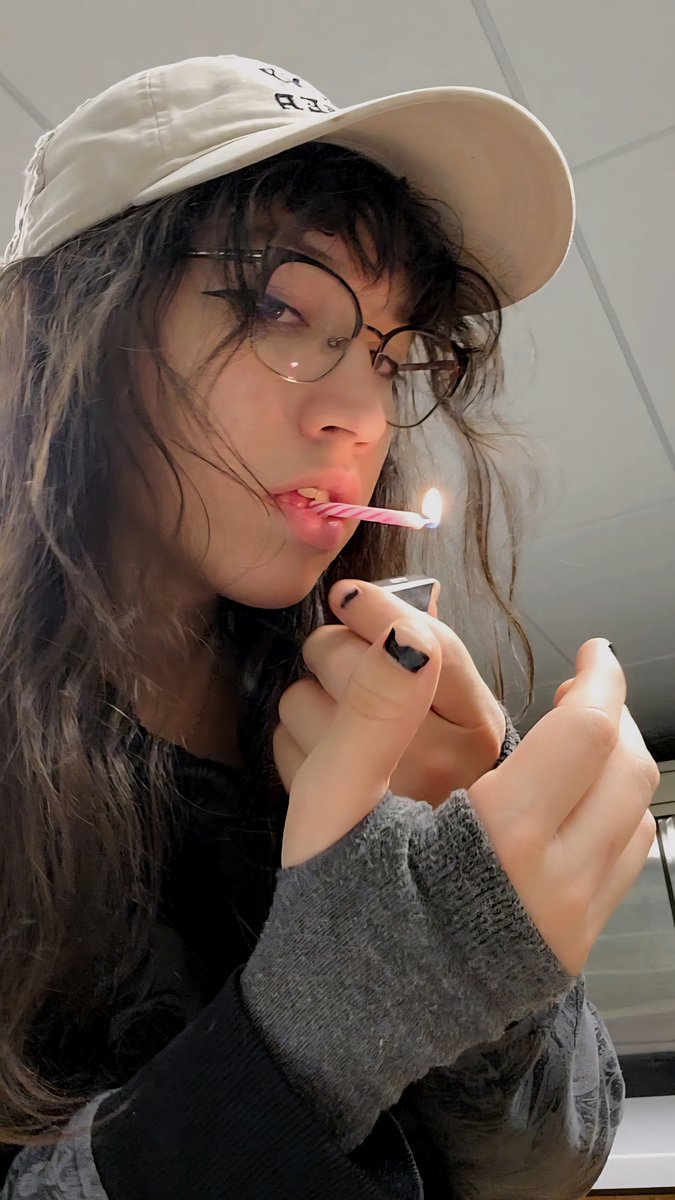 S3raphim_zip's tweet image. need a light?