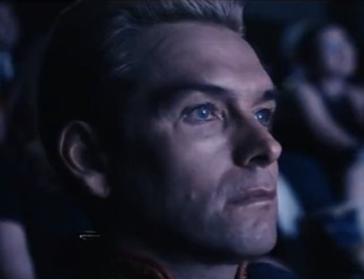 Pero aclara que es para ti en silencio, porque últimamente he visto a gente bien desubicada que les emputa que te rías, que te sorprendas o que tengas una mínima reacción, casi quiere que te quedes toda la peli asi: