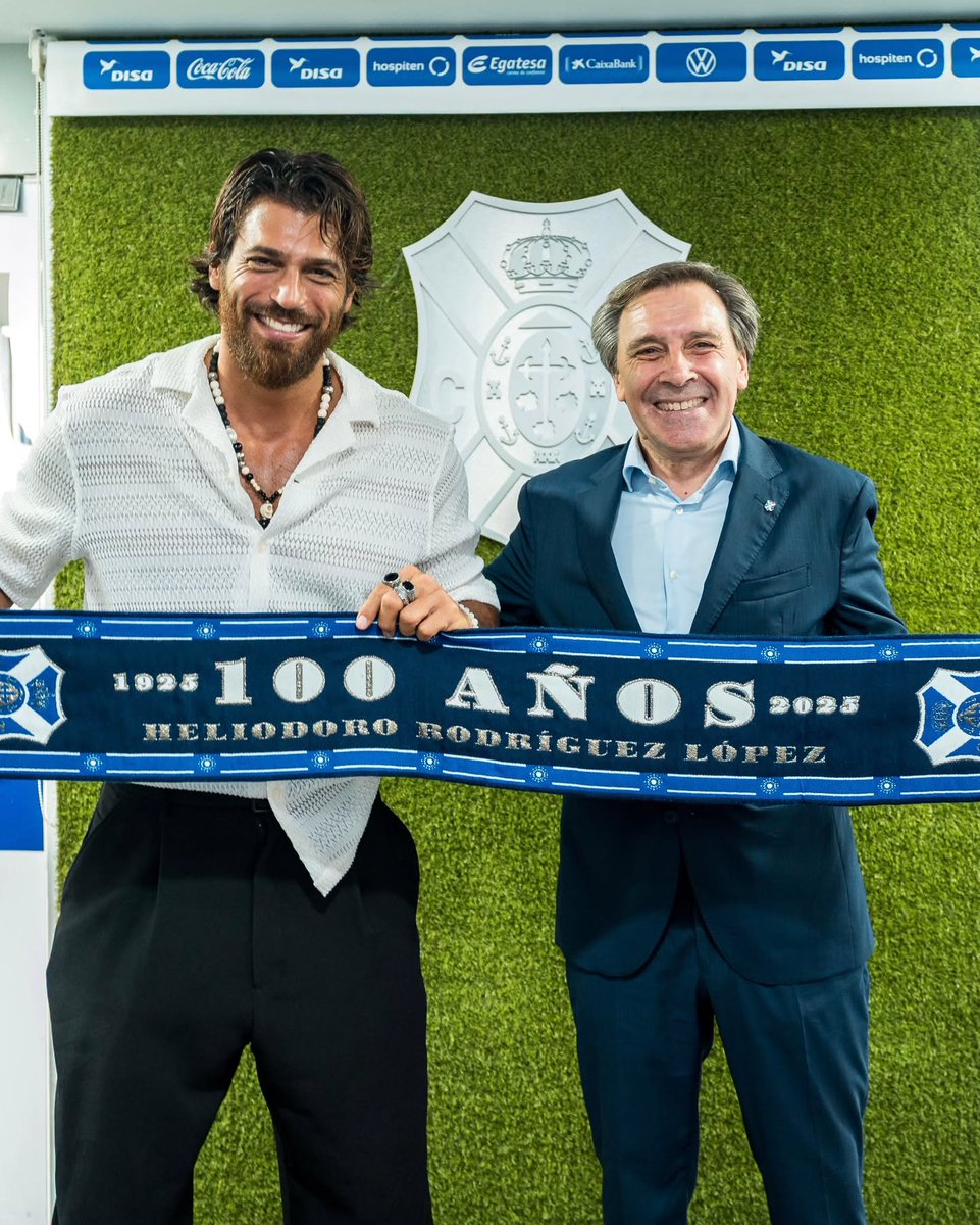 📸 En la previa del partido entre CD Tenerife y Bilbao Athletic, Felipe Miñambres, presidente del @/cdtoficial, entregó una camiseta, una bufanda y el libro 'Centenario de Una Pasión' a #CanYaman , reconocido actor que se encuentra rodando en la isla 👏🏻

#YamanManiaPL 🇵🇱