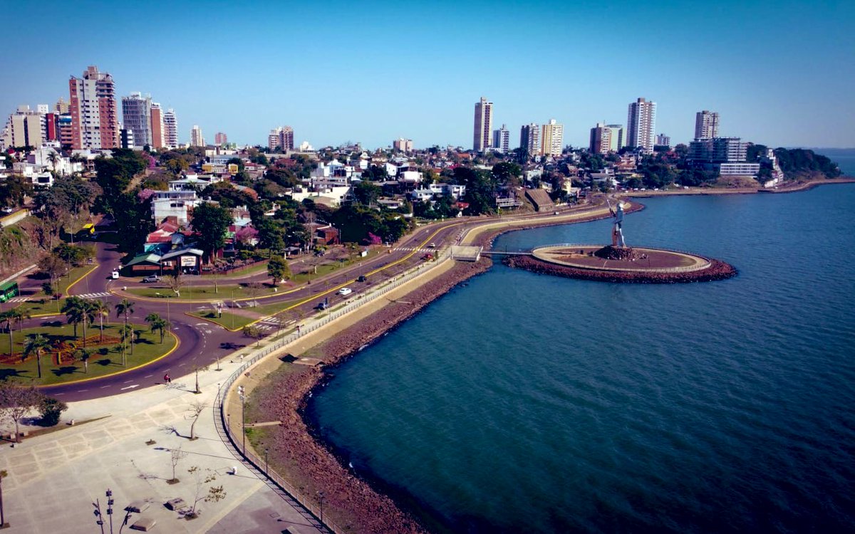 Tuve la suerte de conocer a Posadas con y sin Costanera.
Con y sin celulares, redes y todos los avances del mundo de hoy.
La vi transformarse, crecer y abrirse al río sin perder su esencia.
Feliz 155° aniversario a la ciudad más maravillosa: Posadas de ayer, hoy y siempre. ❤️