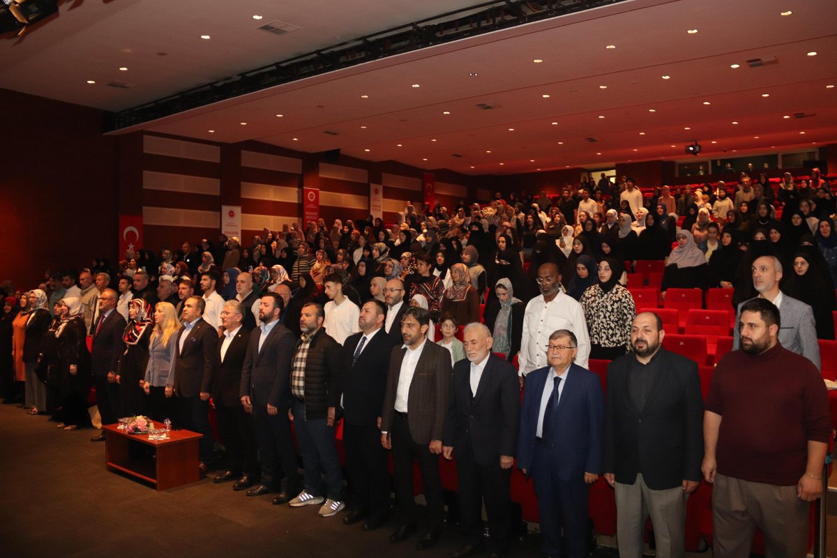 KayasSebahatdin's tweet photo. Başakşehir Müftülüğümüze bağlı Tunahan Kız Kur’an Kursunda eğitimlerini tamamlayan hafız kızlarımızın icazet programına katıldık.
Yüce Rabbimizin kelamını gönüllerine nakşeden, hayatlarının merkezine Kur’an’ı yerleştiren evlatlarımızla gurur duyuyoruz. 🌿

Kur’an’ın nurunu gönüllerine mühürleyen bu güzel yavrularımıza, yolları hep Kur’an’ın aydınlığıyla dolsun diyor; onları sevgiyle, sabırla yetiştiren ailelerini ve emek veren hocalarını gönülden tebrik ediyoruz.

“Sizin en hayırlınız, Kur’an’ı öğrenen ve öğreteninizdir.” (Buhârî)

Rabbim, hafız kızlarımızı hem bu dünyada hem ahirette Kur’an’ın rehberliğinde yürüyen, ilmiyle amel eden, ümmete ışık saçan birer hayır elçisi eylesin. 🌸
