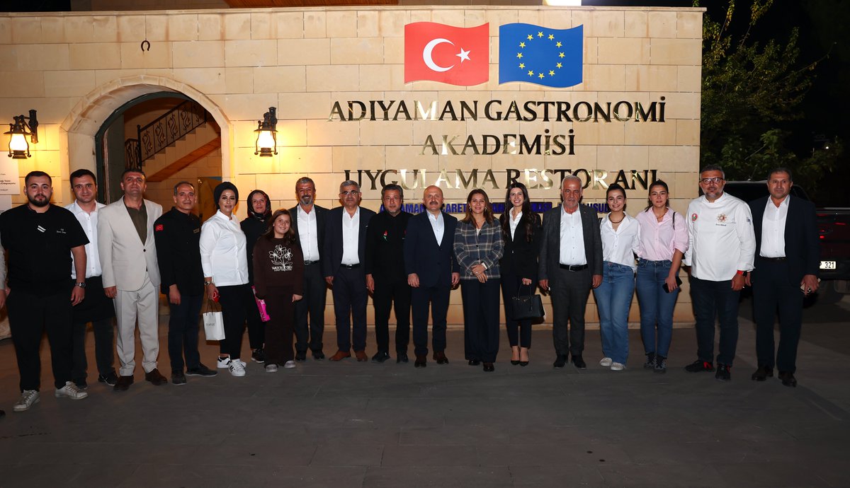 📍Adıyaman Gastronomi Akademisi Uygulama Restoranı

Valimiz Sayın <a href="/DrOsmanVarol/">Dr Osman Varol</a> ve eşi Funda Varol hanımefendi, “Adıyaman Mutfak Festivali” kapsamında ilimize gelen gastronomi dünyasının tanınmış isimleri ünlü Şefler Ramazan Bingöl, Esra Tokelli, Ayvaz Akbacak ve Hatice Nur Ege