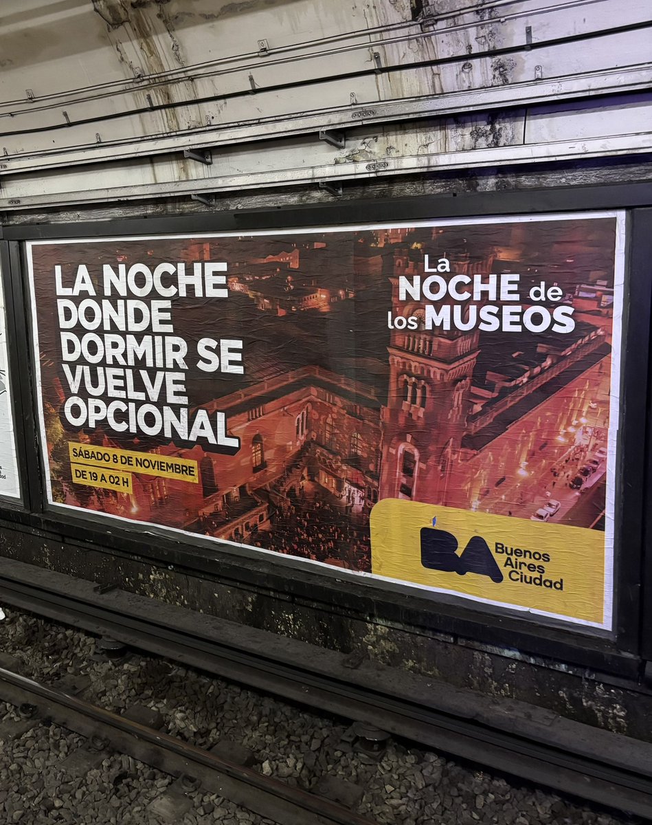 Extraño lugar la noche, como si fuera un colchón. Y un subte perdido en la gramática de Moebius nunca la encontrara.