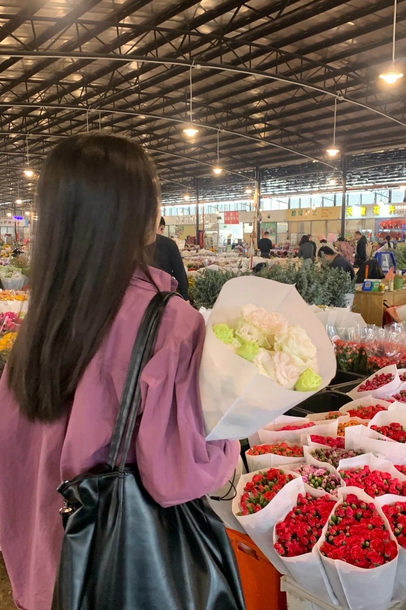 Ruby08855's tweet image. Flowers are really beautiful and can bring joy to any moment. They symbolize love, beauty and appreciation 🌺