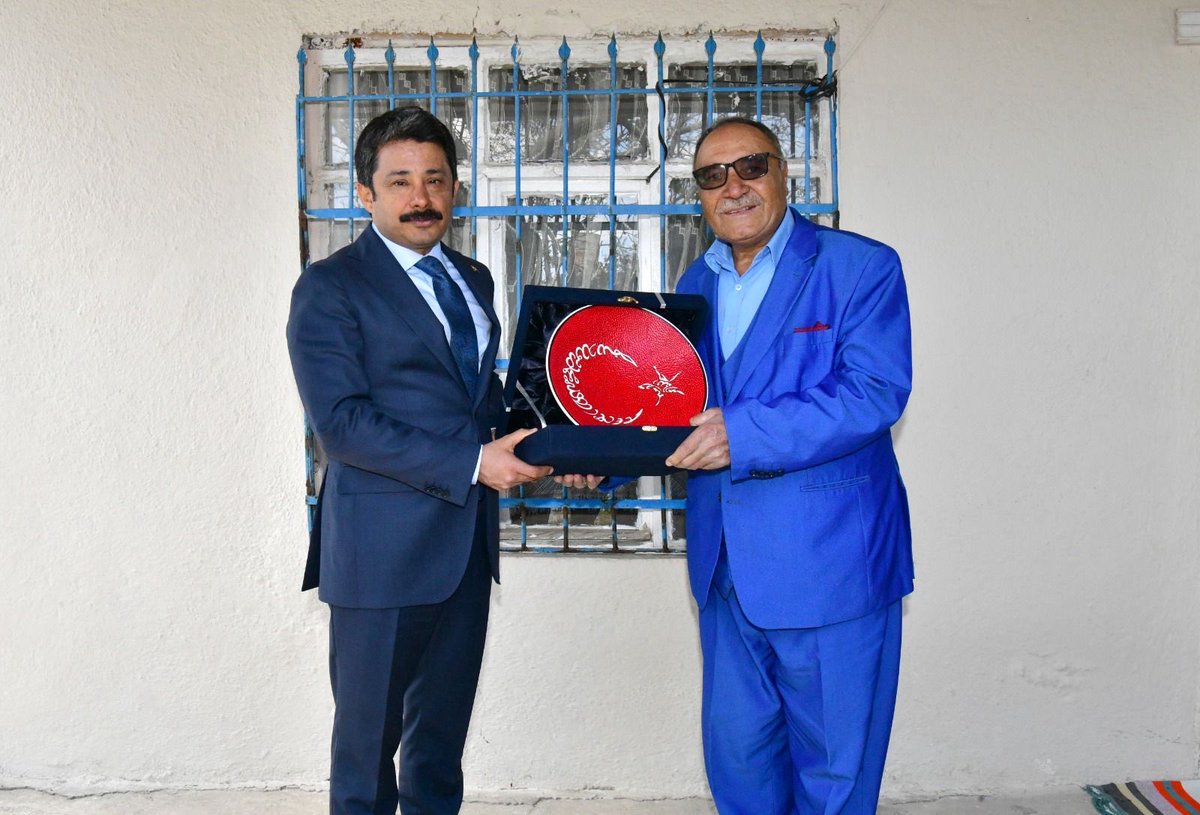 DemiryurekSefa's tweet photo. UNESCO Yaşayan İnsan Hazinesi Adem Göçer Ustamız Vefat Etti

Şehrimizin yetiştirdiği müstesna değerlerden biri olan, "UNESCO Yaşayan İnsan Hazinesi" unvanlı Davul Ustamız Adem Göçer'in vefatını derin bir teessürle öğrenmiş bulunuyorum.

Abdallık geleneğinin en güçlü temsilcilerinden biri olarak, kadim kültürümüzü gelecek nesillere aktaran kıymetli sanatçımızın aramızdan ayrılışı, yalnızca Kırşehir'imiz için değil, tüm kültür mirasımız için büyük bir kayıptır.

Adem Göçer ustanın bıraktığı manevi miras ve bu topraklara ait ritimler, daima yaşamaya devam edecektir.
Merhuma şahsım ve Kırşehir halkı adına Allah’tan rahmet; Göçer ailesine, tüm sevenlerine ve kültür sanat camiamıza başsağlığı ve sabır diliyorum.

Mekânı Cennet olsun.
#AnadolununRuhuKırşehir