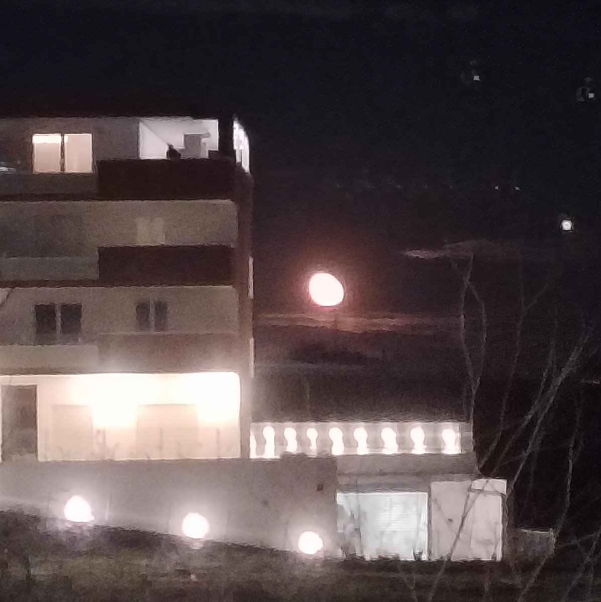 FrancBen's tweet photo. "[...]È vero, è tardi e siamo sempre fuori
L'inverno è già alle porte
Ma non dichiariamo ancora la resa nel buio della notte[...]"
(Nel cuore della notte - L. Corsi)
#08novembre #buio #lunachefaluce https://t.co/ndZnfc6RYL