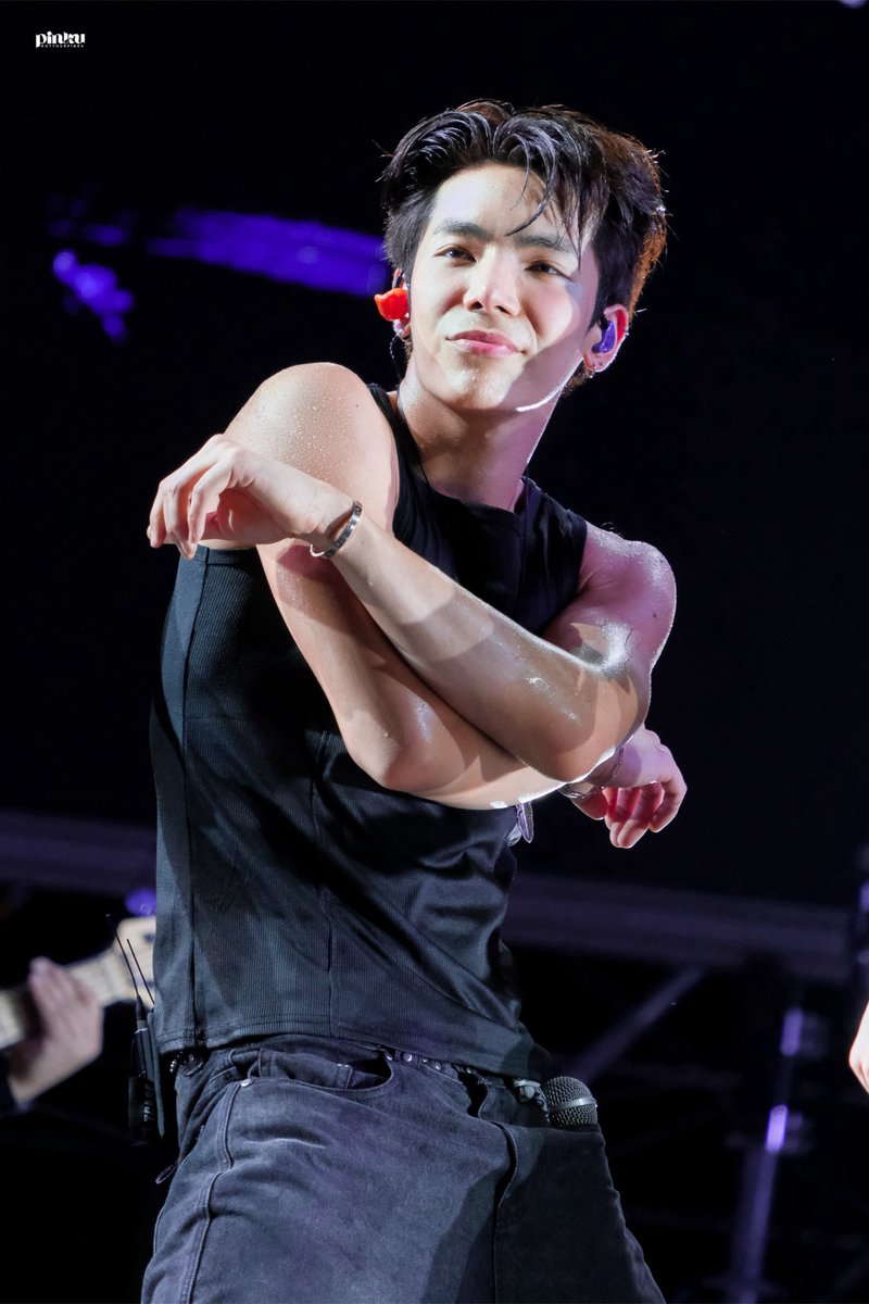 notyourpinku's tweet image. เก็บไมค์ก่อน จะได้กอดอกเท่ ๆ ᕙ(•̀‸•́‶)ᕗ

#MovieOnTheHillxATLAS
#JetATLAS