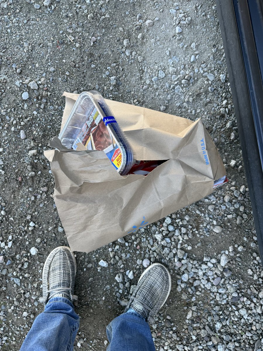 tashapyke101's tweet photo. @Walmart wtf is up with these dumbass bags 😭 no handles https://t.co/haFnKse408