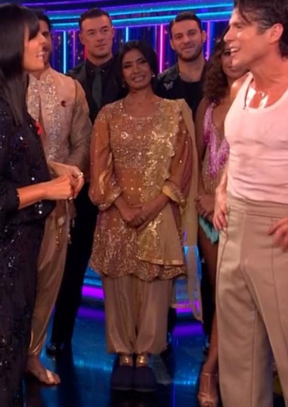 sukeve_xo's tweet photo. Bal in her little slippers because she's dancing barefoot 😭🤏🏼 #strictly https://t.co/CASiVQORfg