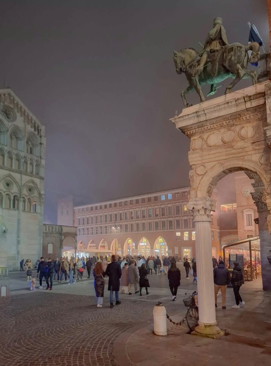 Quell’attimo sospeso in cui la giornata sfuma ed incontra la quiete della nebbia di Ferrara 

📸 Lorena Alberghini