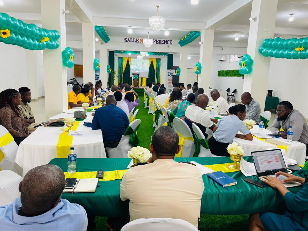 La 2e jrnée du colloque des Caisses Populaires du Sud'Est se poursuit ce samedi 8 Nov dans la salle conférence des entreprises souvenir à Jacmel autour du thème:Coopérative et création de richesse.Les interventions et échanges entre dirigeants et chercheurs sont toujours en cours