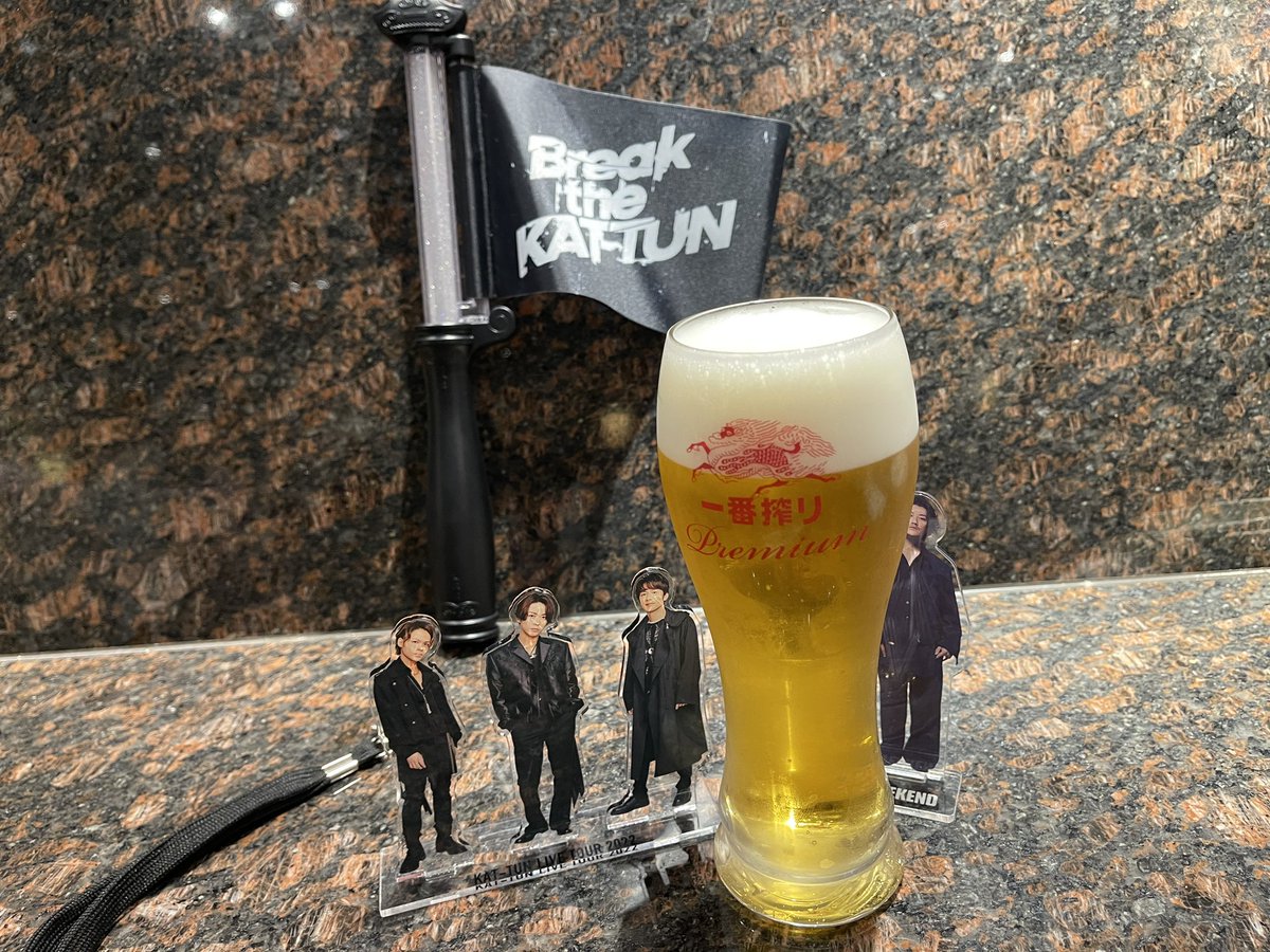 __bin__'s tweet photo. タイトル通りのライブだった、これでもかな花火にわちゃわちゃシャンパンファイトからのセット崩壊。
永遠の新規より遅いアネゴ出だけど、大人になってからの青春だったよ、ありがとう、海賊と友に感謝。今日もなかなか寝られへん！ https://t.co/QDxTP41WtA