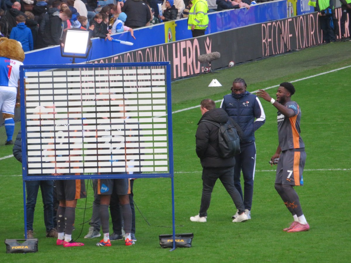 luc7_dcfc's tweet image. Haha, I was wondering if @Patrick_agyy was successful in distracting @CarltonJM ... great to see this partnership growing &amp;amp; the goals &amp;amp; assists coming.  
Rest &amp;amp; recover... #dcfcfans