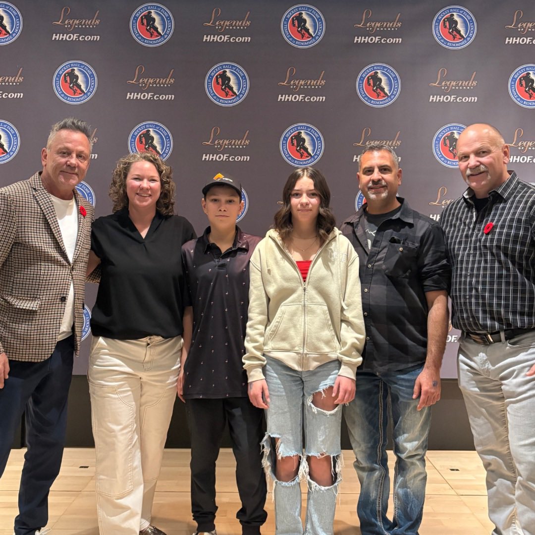 HockeyHallFame's tweet photo. Honoured Member Doug Gilmour #HHOF2011 and Maple Leafs Legend Wendel Clark are ready for the exclusive photo op. ✨
#HHOF2025 https://t.co/5kmH1xJoOU