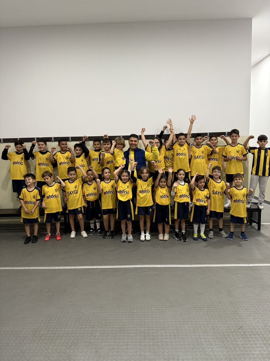 Bugün yenildik ama gönüller kazandık! 

Evet, skor tabelası istediğimiz gibi olmadı…
Ama bugün 30 çocuğumuzun yüzündeki gülümseme, gözlerindeki o ışıltı her şeye bedeldi. 

Aidiyet, sadece bir formayı giymek değildir; bir ruha, bir sevgiye, bir aileye ait olmaktır.
Biz o duyguyu