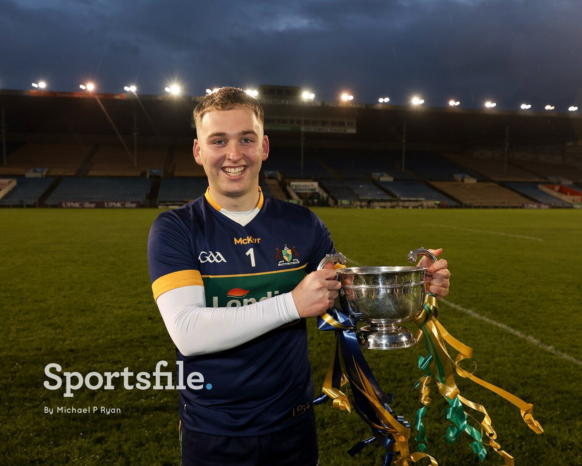 sportsfile's tweet image. Clonmel Commercials goalkeeper Shane Ryan, son of the late Philly Ryan, with O'Dwyer cup after beating Kilsheelan-Kilcash in the Tipperary SFC Final this evening.

📸 @ryanmilestone 

sportsfile.com/more-images/11…