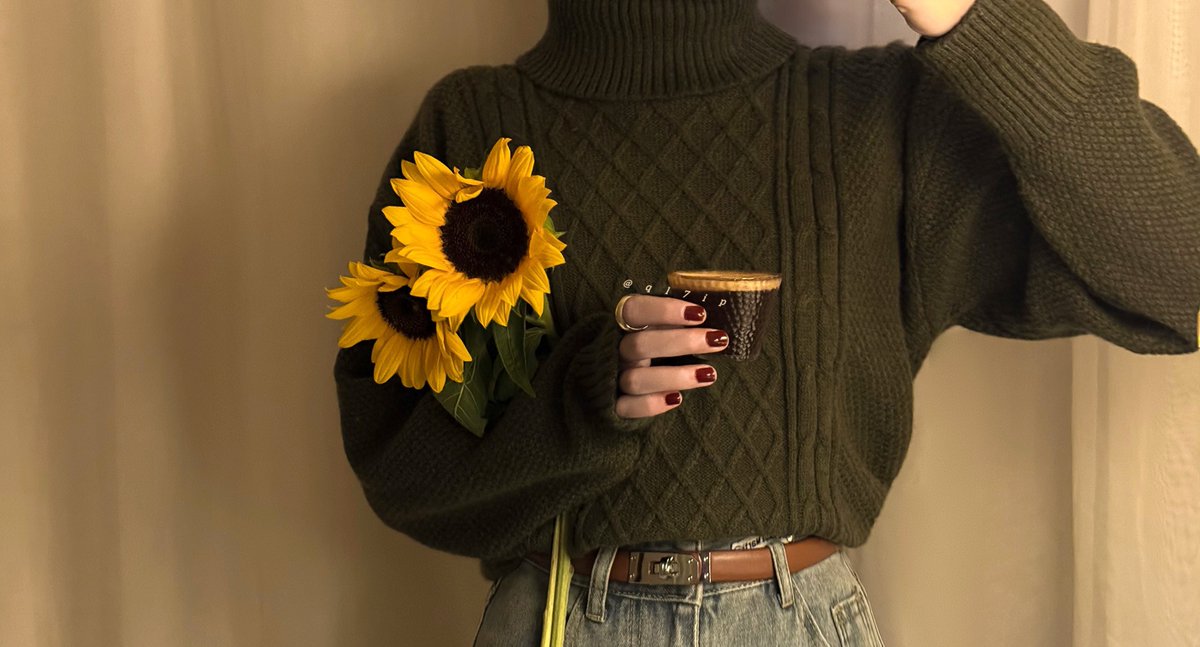 ——-عبّاد الشّمس يميلُ إلى شَمسِه 
ولكلِ منّا يا شَمسِي شمسه